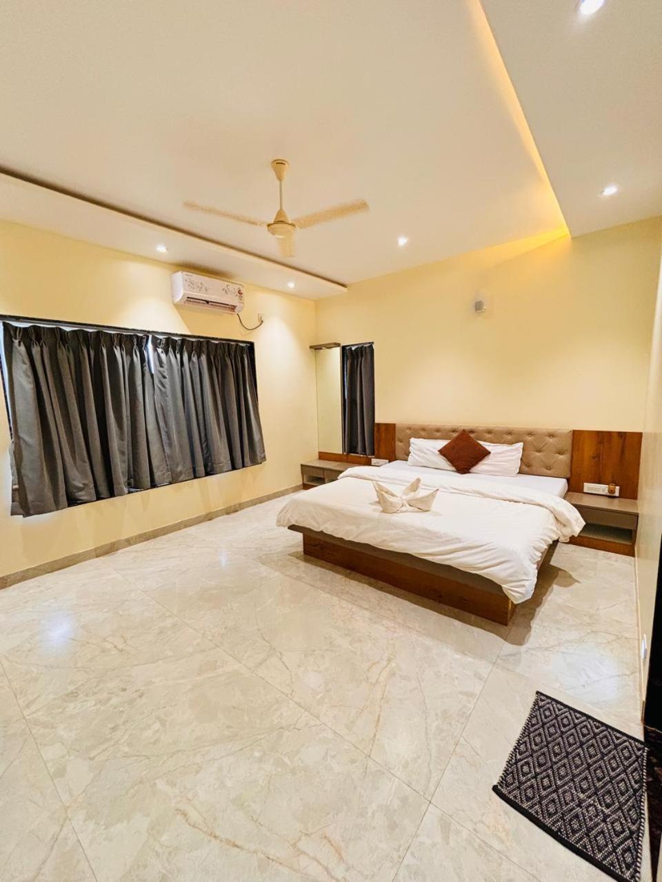Paramount 3 Ac Bedrooms Hall Garden With Lake View 潘奇加尼 外观 照片