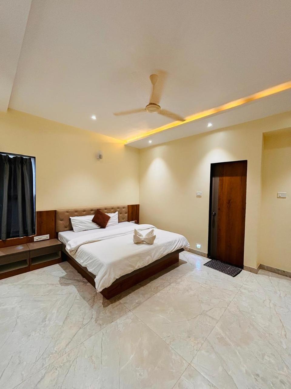 Paramount 3 Ac Bedrooms Hall Garden With Lake View 潘奇加尼 外观 照片