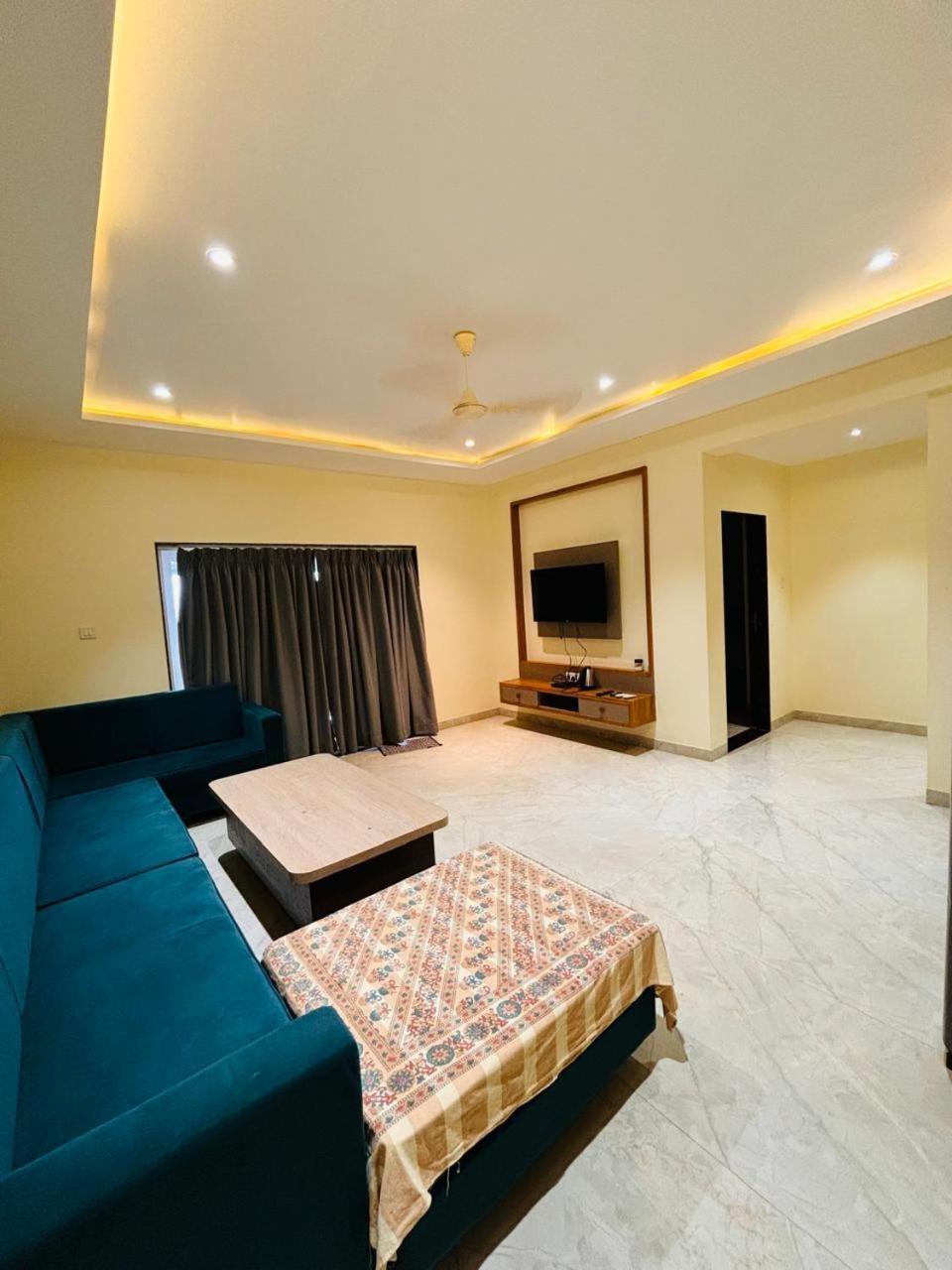 Paramount 3 Ac Bedrooms Hall Garden With Lake View 潘奇加尼 外观 照片