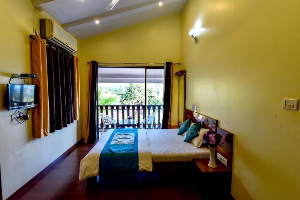 Paramount 3 Ac Bedrooms Hall Garden With Lake View 潘奇加尼 外观 照片