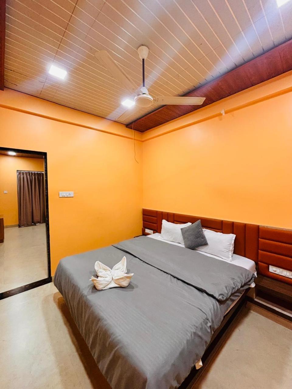 Paramount 3 Ac Bedrooms Hall Garden With Lake View 潘奇加尼 外观 照片